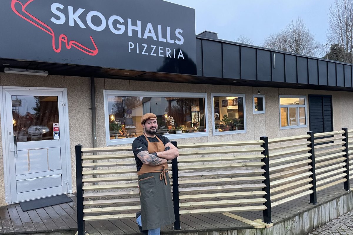 Entrén med skylten Skoghalls Pizzeria och uteserveringen framför