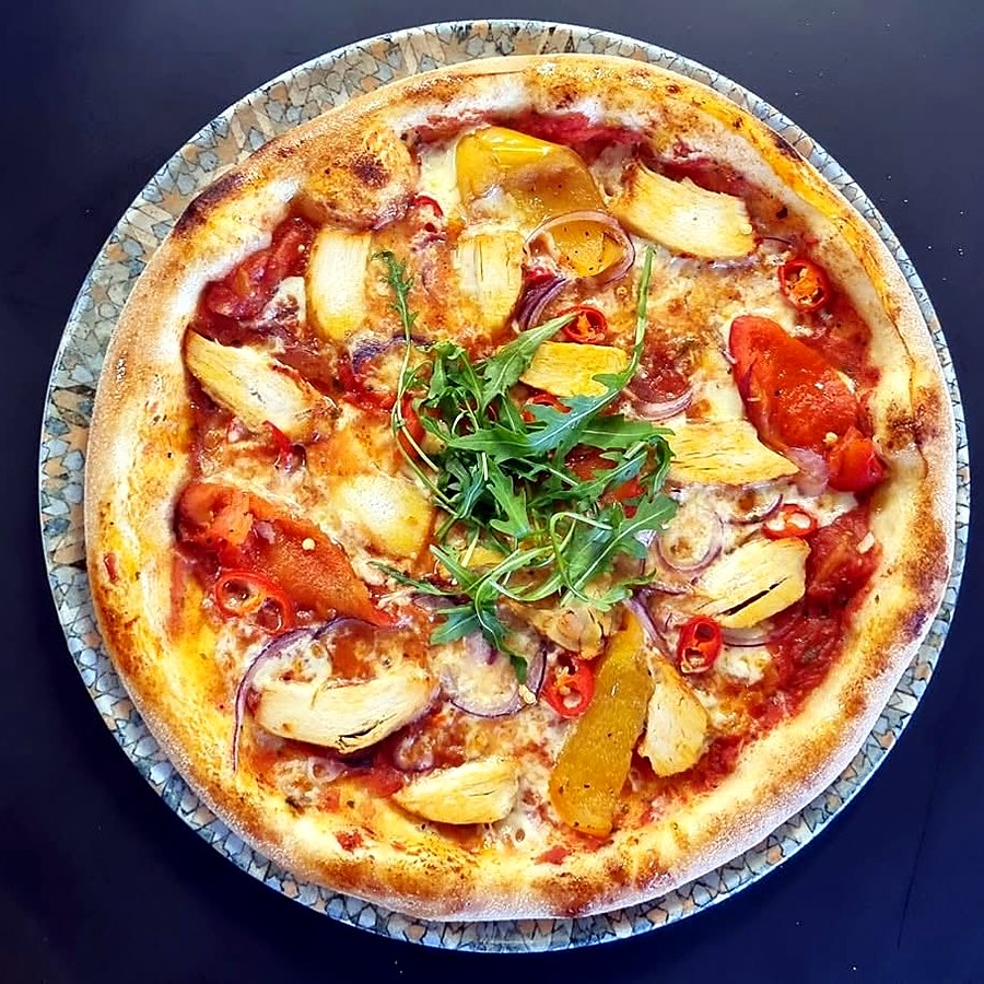 Pizza med marinerad kycklingfilé, grillad paprika, rödlök, chili och ruccola